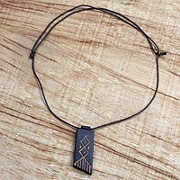 Halskette mit Holzanhänger, „Afrikanischer Kamm“ – Lange Halskette mit Anhänger aus Sese-Holz, handgefertigt in Ghana