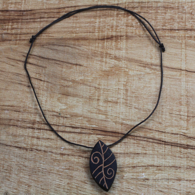 Halskette mit Holzanhänger - Lange Halskette mit Blattanhänger aus Sese-Holz, handgefertigt in Ghana