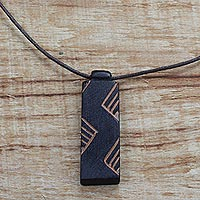 Halskette mit Holzanhänger, „Move in Rhythm“ – Lange Halskette mit Anhänger aus Sese-Holz, handgefertigt in Ghana