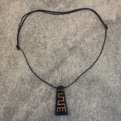 Halskette mit Holzanhänger, „Nkyinkyim“ – Lange Halskette mit Anhänger aus Sese-Holz, handgefertigt in Ghana