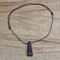 Halskette mit Holzanhänger, „Odo Nsa All“ – Lange Halskette mit Anhänger aus Sese-Holz, handgefertigt in Ghana