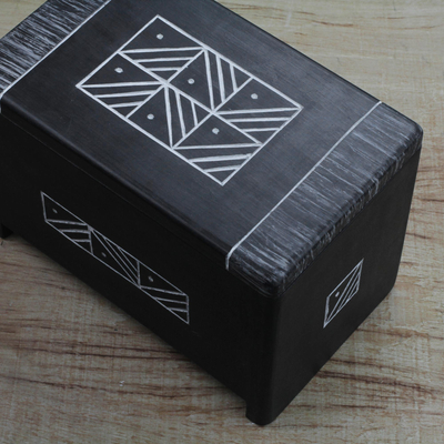 Dekorative Box aus Holz - Handgefertigte schwarze dekorative Wacholderholzkiste der Kanarischen Inseln