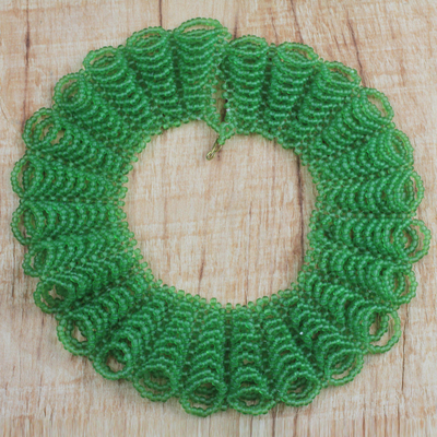 Statement-Halskette aus recycelten Glasperlen - Grüne Statement-Halskette mit recycelten Glasperlen aus Ghana