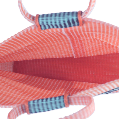 Recycelte plastik-taschenhandtasche, 'wundersamer flug - orangefarbener schmetterling flug recycelte plastiktragetasche
