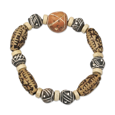 Stretch-Armband aus Keramik und Holzperlen, „Fanosaa“ – Stretch-Armband aus Keramik und Holzperlen aus Ghana