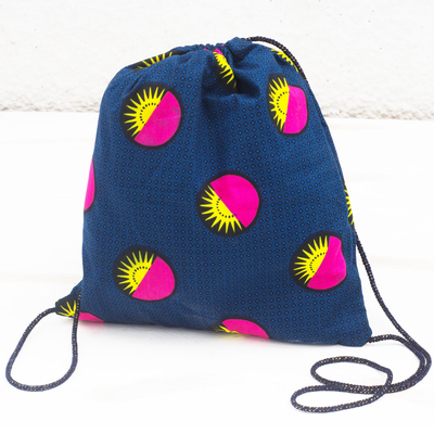 Rucksack mit Kordelzug aus Baumwolle, 'Bright Suns - Blauer Baumwoll-Rucksack mit Kordelzug und gelben und rosafarbenen Sonnen