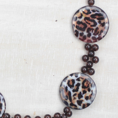 Perlenkette aus recyceltem Kunststoff - Perlenkette aus recyceltem Kunststoff mit Leopardenmotiv aus Ghana