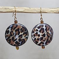 Pendientes colgantes de vidrio reciclado - Pendientes con motivo de leopardo de vidrio reciclado de Ghana