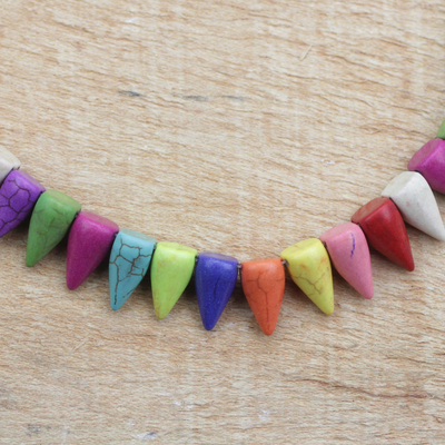 Perlenkette 'Regenbogendreiecke' - Perlenkette mit regenbogenfarbenen Howlith und Sese-Holz