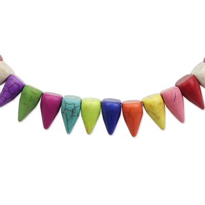 Perlenkette 'Regenbogendreiecke' - Perlenkette mit regenbogenfarbenen Howlith und Sese-Holz