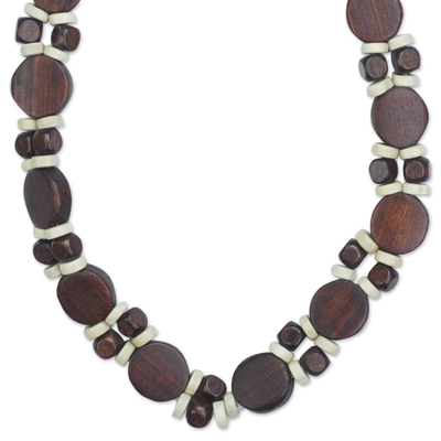 Halskette aus Holzperlen - Halskette aus braunen und weißen Holzperlen aus Ghana