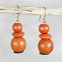Pendientes colgantes con cuentas de madera, 'Atardecer tropical' - Pendientes colgantes de madera de sesé naranja y plástico reciclado