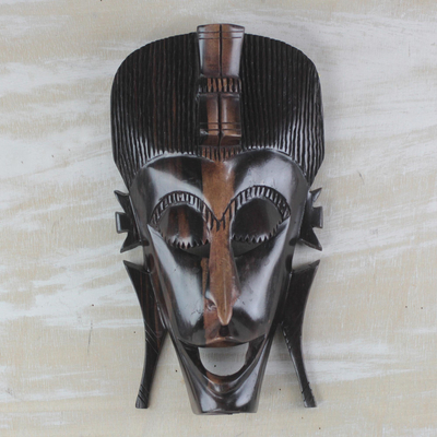 Maske aus afrikanischem Ebenholz, 'Glücklich lachend'. - Handgeschnitzte Maske aus afrikanischem Ebenholz mit lachendem Gesicht