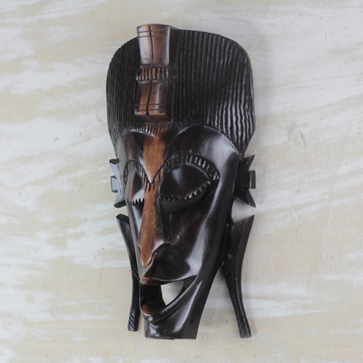 Máscara de madera de ébano africana, 'Laughing Happily' - Máscara de madera de ébano africana tallada a mano de una cara sonriente