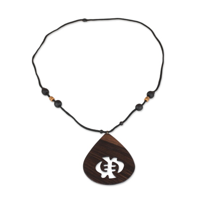 Holz-Anhänger-Halskette, „Gye Nyame Drop“ – Sese Wood Gye Nyame-Anhänger-Halskette aus Ghana