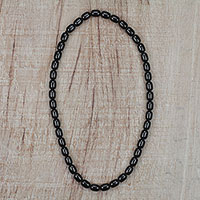 Halskette aus recycelten Glasperlen, „Color of Ebony“ – Schwarze Halskette aus recycelten Glasperlen aus Ghana