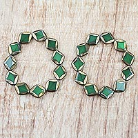 Pulseras elásticas con cuentas de vidrio reciclado, 'Pastos Verdes' (par) - Conjunto de dos pulseras con cuentas de vidrio reciclado verde y dorado