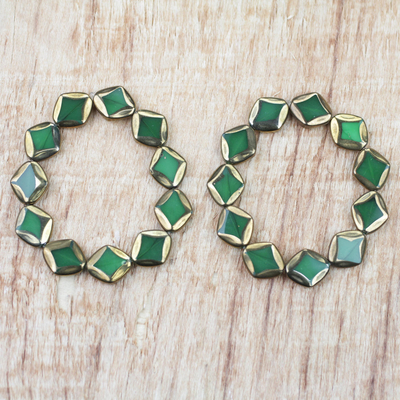 Pulseras elásticas con cuentas de vidrio reciclado, (par) - Juego de dos pulseras de cuentas de vidrio reciclado verde y dorado