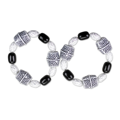 Stretch-Armbänder aus recyceltem Glas und Kunststoff, „Alewa“ (Paar) – Schwarz-weiße Stretch-Armbänder aus recycelten Perlen (Paar)