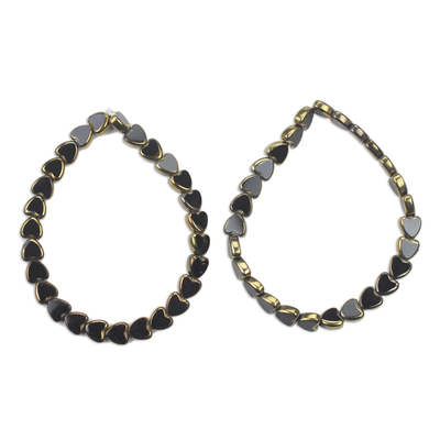 Stretch-Armbänder aus recyceltem Glas, „Medo Wiase“ – Paar Stretch-Armbänder mit Perlenherzen aus recyceltem Glas