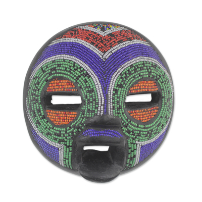 Afrikanische Holzmaske mit Perlen - Mehrfarbige afrikanische Maske aus recycelten Glasperlen und Sese-Holz