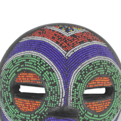 Máscara de madera africana con cuentas - Cuentas de vidrio reciclado multicolor y máscara africana de madera de sesé