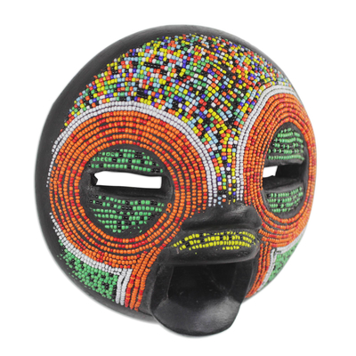 Perlenmaske aus afrikanischem Holz, „Freund der Natur“ – mehrfarbige recycelte Glasperlen und afrikanische Maske aus Sese-Holz