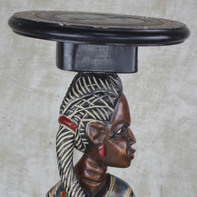 Mesa decorativa de madera - Mesa decorativa de madera de cedro que representa a una mujer de Ghana