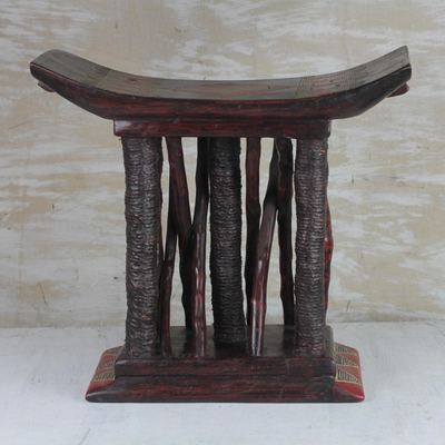 Dekorativer Thronhocker aus Holz - Dekorativer Thronhocker aus Holz, hergestellt in Ghana