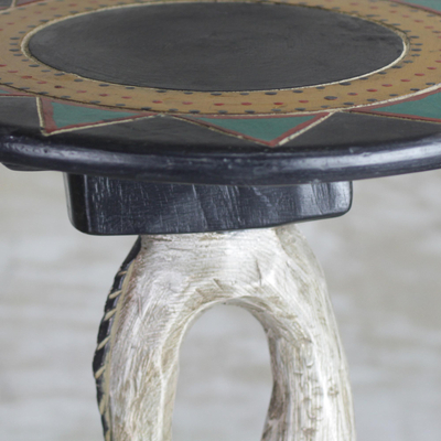 Mesa decorativa de madera de cedro - Mesa decorativa de madera de cedro de una jirafa de Ghana