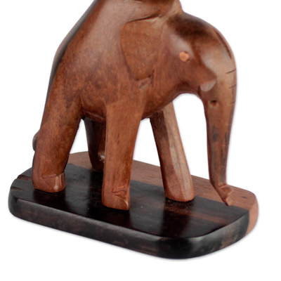 Mini catchall de madera de ébano, Elefante llevando una hoja - Mini Catchall de elefante de madera de ébano hecho a mano de Ghana