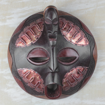 Máscara de madera africana - Máscara africana redonda de madera y aluminio marrón oscuro y rojo