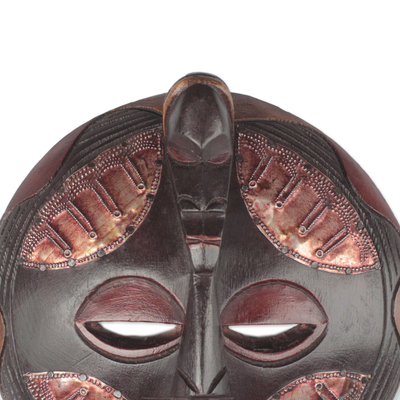 Afrikanische Holzmaske – Runde afrikanische Maske aus dunkelbraunem und rotem Holz und Aluminium