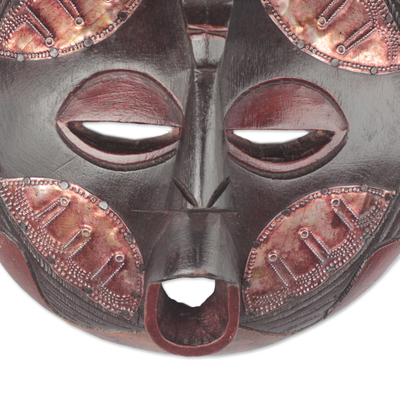 Máscara de madera africana - Máscara africana redonda de madera y aluminio marrón oscuro y rojo