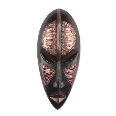 Afrikanische Holzmaske, „Esaabia“ – Längliche afrikanische Frauenmaske aus dunkelbraunem Holz und Aluminium