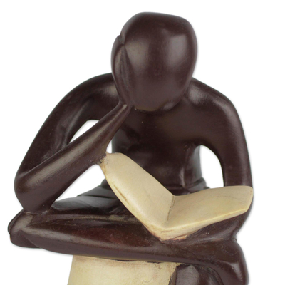 Escultura de madera - Escultura de madera de Sese de una persona leyendo de Ghana