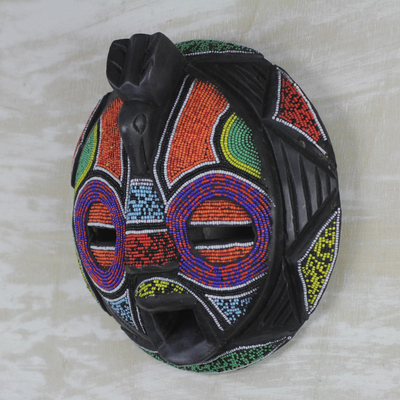 Máscara africana de madera con cuentas, 'Colorful Face' - Máscara con temática de pájaros de madera con cuentas de Ghana