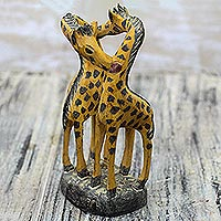 Holzskulptur „Giraffe Romance“ – Romantische Sese-Holz-Giraffenskulptur aus Ghana