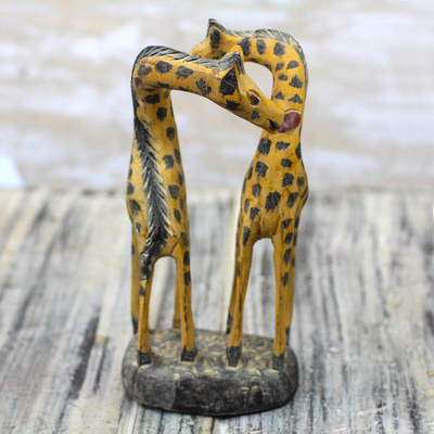 Escultura de madera - Romántica escultura de jirafa de madera de Sese de Ghana