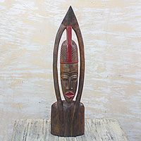 Máscara de madera africana, 'Upward Direction' - Marrón con cara alargada con acento rojo Mascarilla de madera