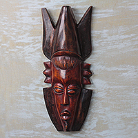 Afrikanische Holzmaske, „Gehörnte Krone“ – Braune afrikanische Sese-Holzmaske aus Ghana