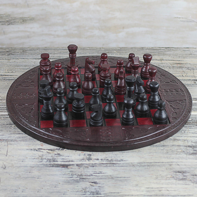 Schachspiel aus Leder – Lederschachspiel in Burgund und Schwarz aus Ghana