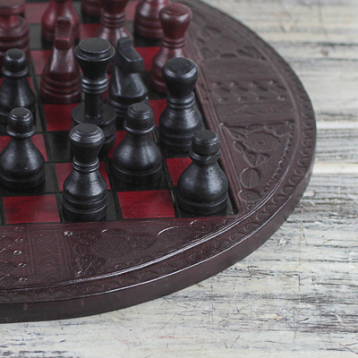 Schachspiel aus Leder – Lederschachspiel in Burgund und Schwarz aus Ghana