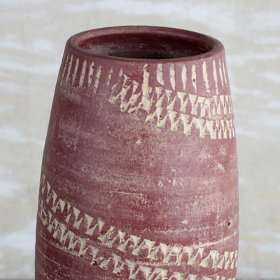 Vase aus Keramik, 'Dede Curve' - Geschwungene Keramikvase in Rot aus Ghana