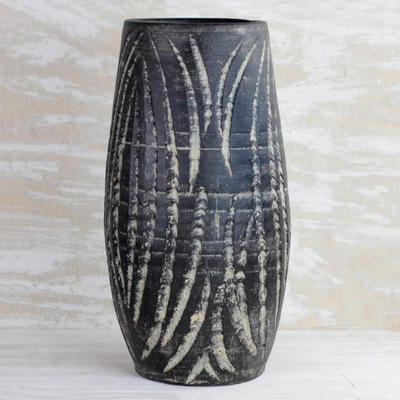 Keramische Vase, 'Wasserwellen in Schwarz' (13 Zoll) - Keramikvase mit Wellenmotiv in Schwarz aus Ghana (13 Zoll)