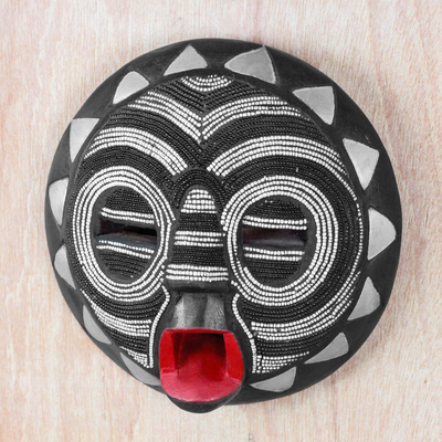 Afrikanische Holzmaske, 'Rote Lippen'. - Schwarz-weiße glasperlenbesetzte afrikanische Holzmaske aus Ghana