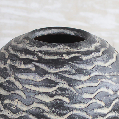 Keramik-Vase, 'Water Waves' - Runde Keramikvase in Schwarz aus Ghana