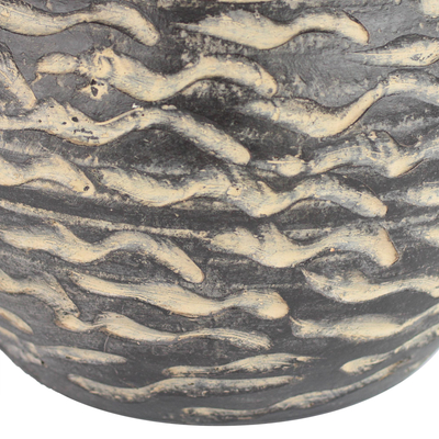 Keramik-Vase, 'Water Waves' - Runde Keramikvase in Schwarz aus Ghana