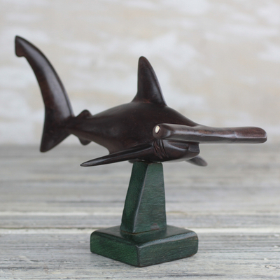 Escultura en madera de ébano - Escultura de tiburón martillo de madera de ébano de Ghana