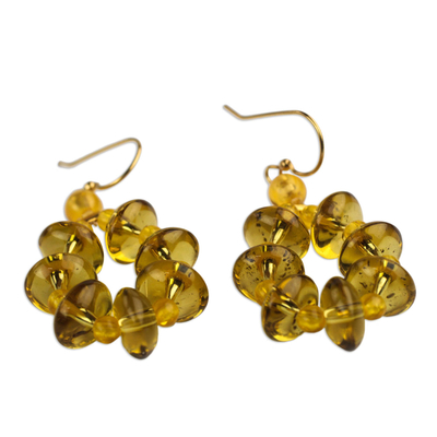Ohrringe aus recyceltem Glas, 'Glühende Kränze - Goldfarbene Ohrringe aus recyceltem Glas aus Ghana